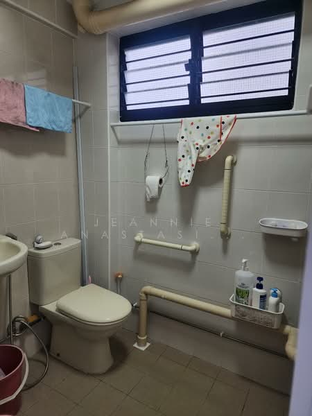 518 Jurong West Street 52, 518 Jurong West Street 52, 2 Bedrooms, 796 sqft, HDB Flat For Sale, by Jeannie Anastasia Koe 高晶晶, 500138755 - Bathroom - PropertyGuru.com.sg