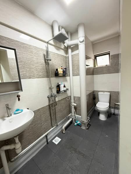 558 Jurong West Street 42, 558 Jurong West Street 42, 3 Bedrooms, 1,614 sqft, HDB Flat For Sale, by Rusydi Yusoff, 500138799 - Bathroom - PropertyGuru.com.sg
