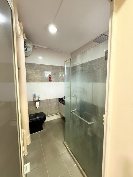 558 Jurong West Street 42, 558 Jurong West Street 42, 3 Bedrooms, 1,614 sqft, HDB Flat For Sale, by Rusydi Yusoff, 500138799 - Bathroom - PropertyGuru.com.sg
