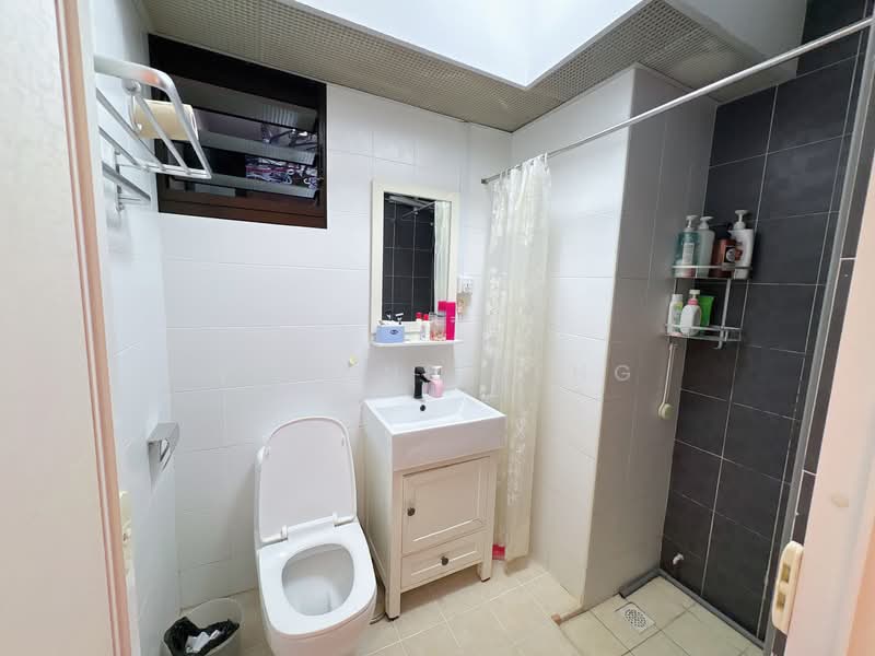 337B Tah Ching Road, 337B Tah Ching Road, 2 Bedrooms, 689 sqft, HDB Flat For Sale, by Joanne Zeng, 500138803 - Bathroom - PropertyGuru.com.sg