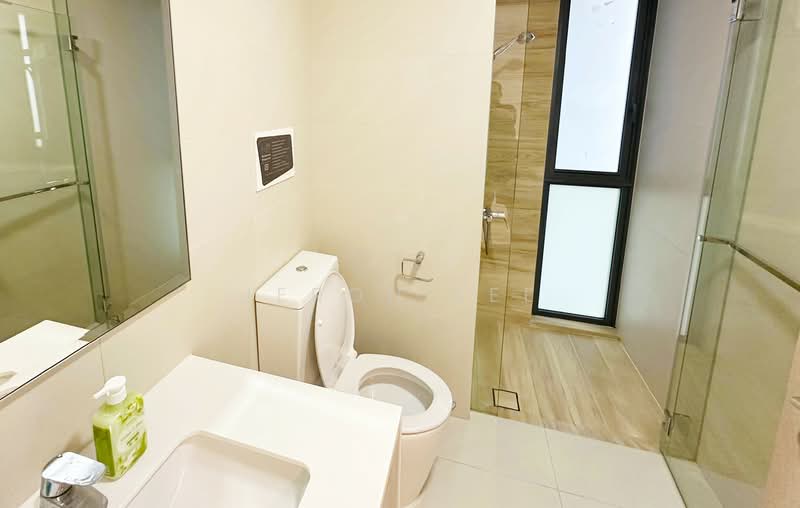 J Gateway, 2 Gateway Drive, Room Rental, 165 sqft, Condominium For Rent, by Jeron Lee, 500138837 - Bathroom - PropertyGuru.com.sg