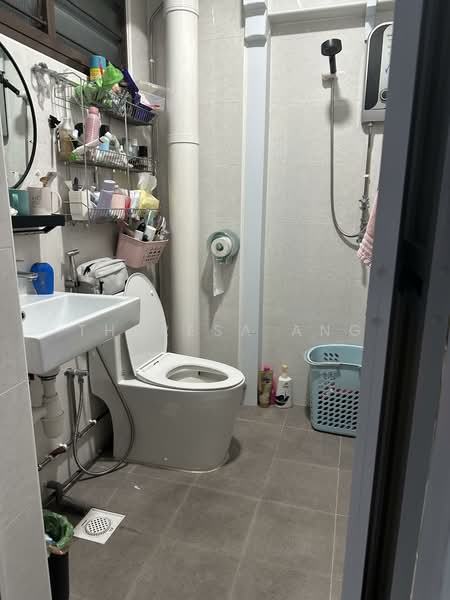 932 Jurong West Street 92, 932 Jurong West Street 92, 3 Bedrooms, 1,108 sqft, HDB Flat For Sale, by Theresa Ang, 500138844 - Bathroom - PropertyGuru.com.sg