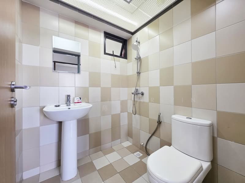 86 Dawson Road, 86 Dawson Road, 2 Bedrooms, 893 sqft, HDB Flat For Rent, by Ristanio Aripin 陈清海, 500138853 - Common Bathroom - PropertyGuru.com.sg