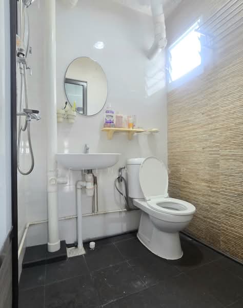 502 Ang Mo Kio Avenue 5, 502 Ang Mo Kio Avenue 5, 2 Bedrooms, 732 sqft, HDB Flat For Sale, by Melina Yap, 500138875 - Bathroom - PropertyGuru.com.sg