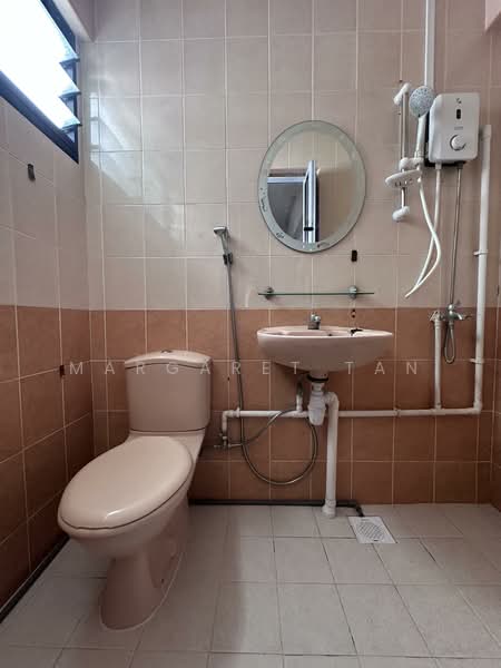 302 Ubi Avenue 1, 302 Ubi Avenue 1, 2 Bedrooms, 688 sqft, HDB Flat For Sale, by Margaret Tan, 500138880 - Bathroom - PropertyGuru.com.sg