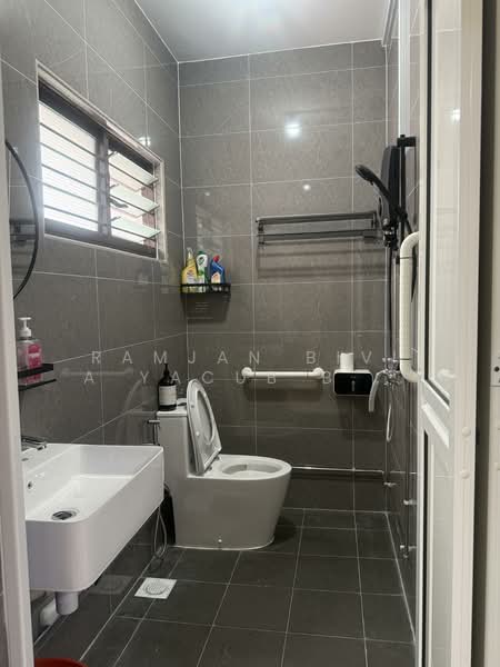 505 Serangoon North Avenue 4, 505 Serangoon North Avenue 4, 3 Bedrooms, 1,335 sqft, HDB Flat For Rent, by Ramjan Bivi A Yacub Begum, 500138896 - Bathroom - PropertyGuru.com.sg