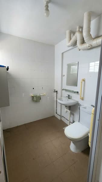 160 Tampines Street 12, 160 Tampines Street 12, 3 Bedrooms, 1,054 sqft, HDB Flat For Sale, by Fransiska Tan, 500138898 - Bathroom - PropertyGuru.com.sg