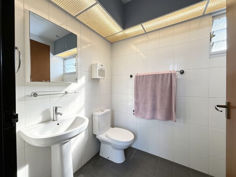 560A Spring Haven @ Jurong, 560A Jurong West Street 42, 3 Bedrooms, 1,001 sqft, HDB Flat For Sale, by Farihin ., 500138903 - Common Bathroom - PropertyGuru.com.sg