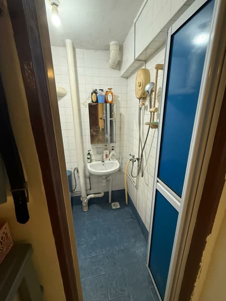 239 Bukit Batok East Avenue 5, 239 Bukit Batok East Avenue 5, 2 Bedrooms, 720 sqft, HDB Flat For Sale, by Ram K, 500138905 - Master Bathroom - PropertyGuru.com.sg