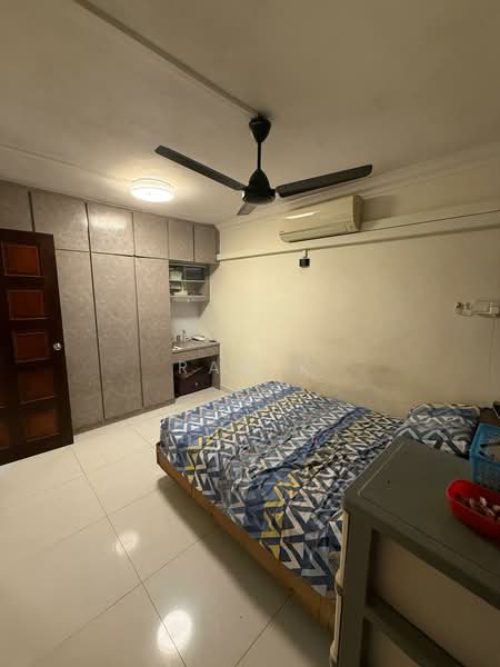 239 Bukit Batok East Avenue 5, 239 Bukit Batok East Avenue 5, 2 Bedrooms, 720 sqft, HDB Flat For Sale, by Ram K, 500138905 - Master Bedroom - PropertyGuru.com.sg
