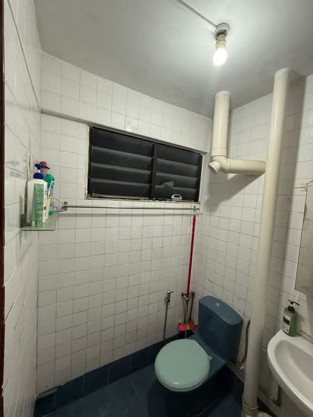 239 Bukit Batok East Avenue 5, 239 Bukit Batok East Avenue 5, 2 Bedrooms, 720 sqft, HDB Flat For Sale, by Ram K, 500138905 - Common Bathroom - PropertyGuru.com.sg