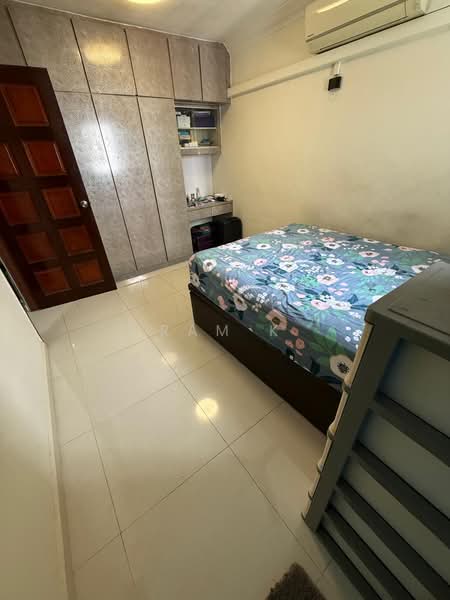 239 Bukit Batok East Avenue 5, 239 Bukit Batok East Avenue 5, 2 Bedrooms, 720 sqft, HDB Flat For Sale, by Ram K, 500138905 - Master Bedroom - PropertyGuru.com.sg