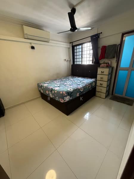 239 Bukit Batok East Avenue 5, 239 Bukit Batok East Avenue 5, 2 Bedrooms, 720 sqft, HDB Flat For Sale, by Ram K, 500138905 - Master Bedroom - PropertyGuru.com.sg