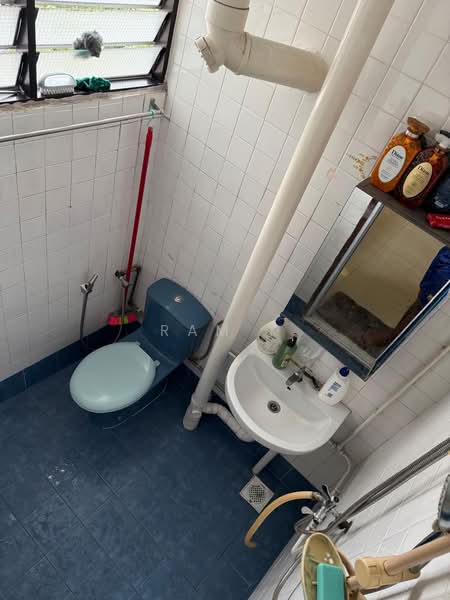 239 Bukit Batok East Avenue 5, 239 Bukit Batok East Avenue 5, 2 Bedrooms, 720 sqft, HDB Flat For Sale, by Ram K, 500138905 - Master Bathroom - PropertyGuru.com.sg