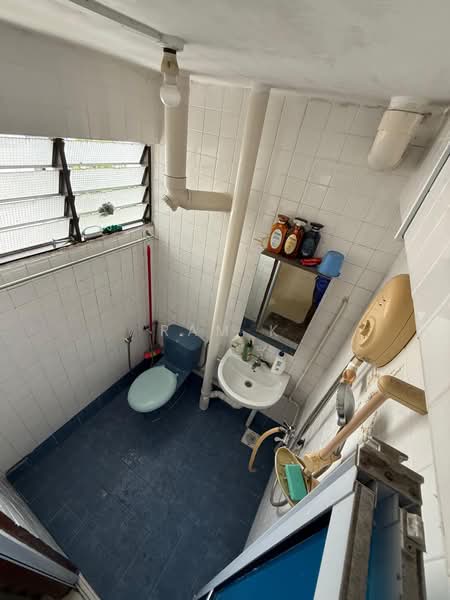 239 Bukit Batok East Avenue 5, 239 Bukit Batok East Avenue 5, 2 Bedrooms, 720 sqft, HDB Flat For Sale, by Ram K, 500138905 - Master Bathroom - PropertyGuru.com.sg