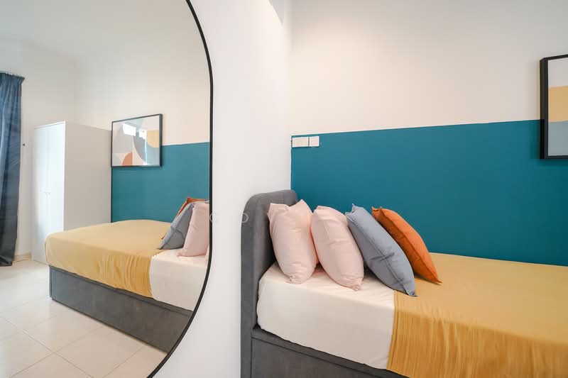 Mendon Spring, 198 Pasir Panjang Road, Room Rental, 121 sqft, Condominium For Rent, by Cove, 500138933 - Orange room - PropertyGuru.com.sg
