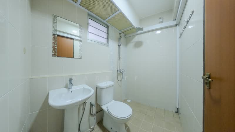 527B Costa Ris, 527B Pasir Ris Street 51, 2 Bedrooms, 732 sqft, HDB Flat For Sale, by Nazriff ., 500138969 - Master Bathroom - PropertyGuru.com.sg
