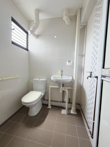 102 Jalan Rajah, 102 Jalan Rajah, 3 Bedrooms, 1,012 sqft, HDB Flat For Sale, by Simmone Poh, 500138975 - Bathroom - PropertyGuru.com.sg
