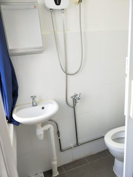 LARGE STUDIO IN PRIME AREA (LAVENDER), , Room Rental, 350 sqft, Walk-up Apartment For Rent, by John Wong, 500139006 - toilet - PropertyGuru.com.sg