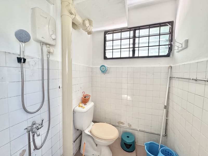 352 Clementi Avenue 2, 352 Clementi Avenue 2, 3 Bedrooms, 721 sqft, HDB Flat For Rent, by Melody Liew, 500139186 - Bathroom - PropertyGuru.com.sg