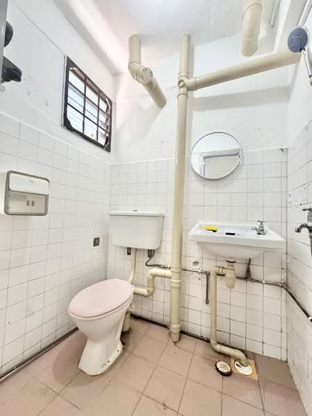 352 Clementi Avenue 2, 352 Clementi Avenue 2, 3 Bedrooms, 721 sqft, HDB Flat For Rent, by Melody Liew, 500139186 - Bathroom - PropertyGuru.com.sg
