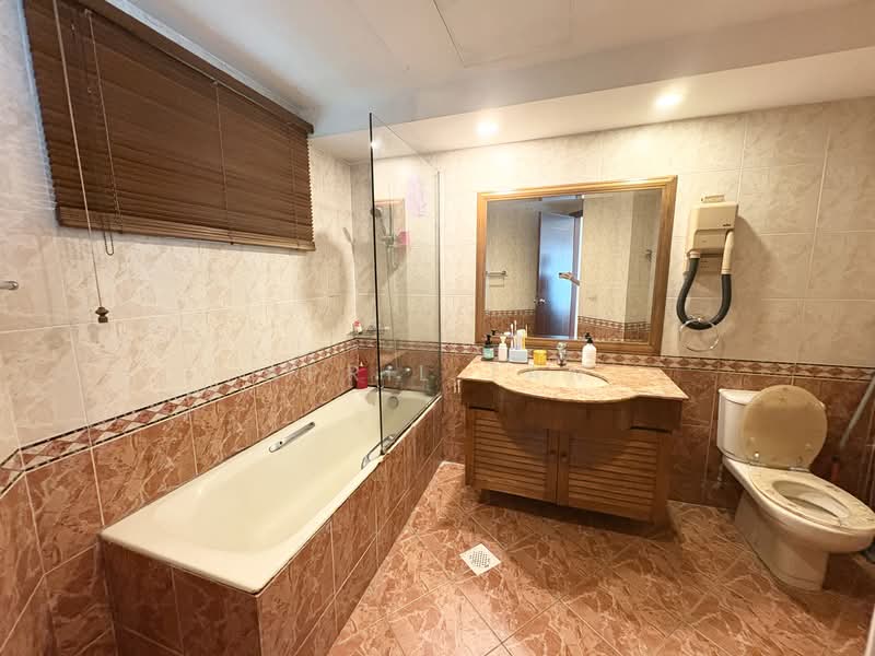 Southaven II, 33 Hindhede Walk, 3 Bedrooms, 1,539 sqft, Condominium For Sale, by April Tan, 500139218 - Master Bathroom - PropertyGuru.com.sg