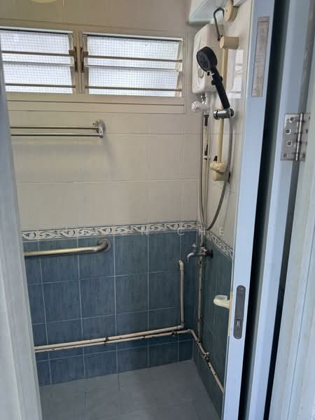 2 Holland Avenue, 2 Holland Avenue, 2 Bedrooms, 635 sqft, HDB Flat For Rent, by Jason Chen, 500139235 - Bathroom - PropertyGuru.com.sg