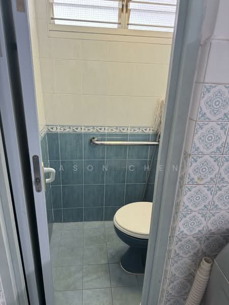 2 Holland Avenue, 2 Holland Avenue, 2 Bedrooms, 635 sqft, HDB Flat For Rent, by Jason Chen, 500139235 - Bathroom - PropertyGuru.com.sg