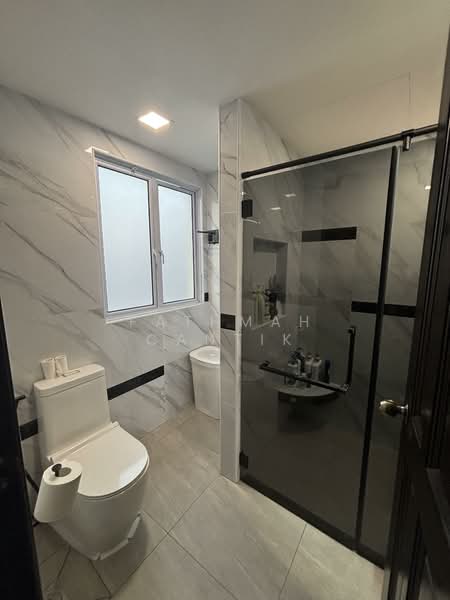 Loyang Villas, 159 Loyang Rise, 5 Bedrooms, 3,000 sqft, Terraced House For Sale, by Fathmah Cantik, 500139248 - Bathroom - PropertyGuru.com.sg