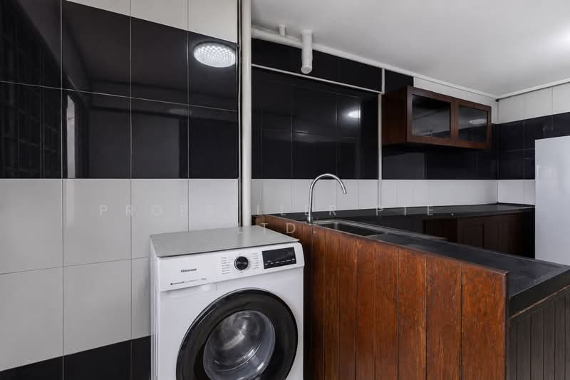 306 Jurong East Street 32, 306 Jurong East Street 32, 3 Bedrooms, 1,012 sqft, HDB Flat For Sale, by ADNIX LIU, 500139263 - Kitchen - PropertyGuru.com.sg