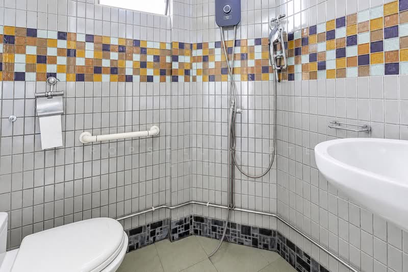 306 Jurong East Street 32, 306 Jurong East Street 32, 3 Bedrooms, 1,012 sqft, HDB Flat For Sale, by ADNIX LIU, 500139263 - Bathroom - PropertyGuru.com.sg