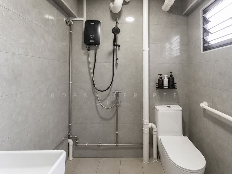 868 Yishun Street 81, 868 Yishun Street 81, 3 Bedrooms, 904 sqft, HDB Flat For Sale, by Gina Tow, 500139283 - Bathroom - PropertyGuru.com.sg