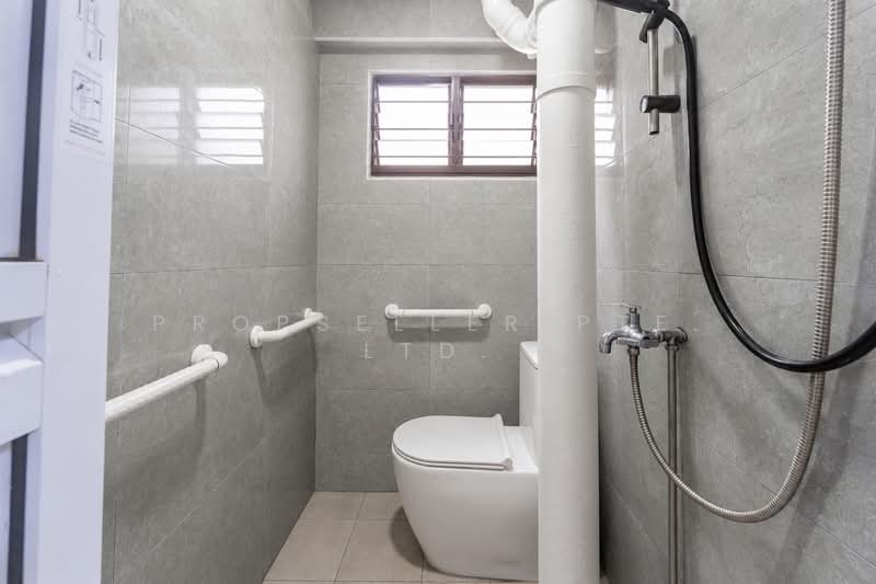868 Yishun Street 81, 868 Yishun Street 81, 3 Bedrooms, 904 sqft, HDB Flat For Sale, by Gina Tow, 500139283 - Bathroom - PropertyGuru.com.sg