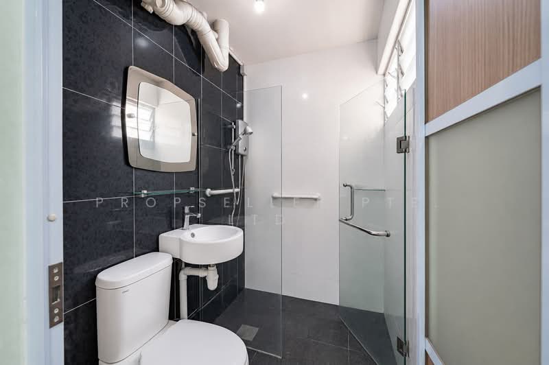 153 Bishan Street 13, 153 Bishan Street 13, 3 Bedrooms, 904 sqft, HDB Flat For Sale, by Kelly Tan, 500139314 - Bathroom - PropertyGuru.com.sg