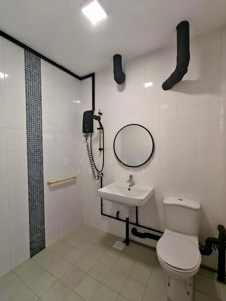258 Bukit Batok East Avenue 4, 258 Bukit Batok East Avenue 4, 2 Bedrooms, 785 sqft, HDB Flat For Sale, by Dyannah Jeffri, 500139385 - Bathroom - PropertyGuru.com.sg