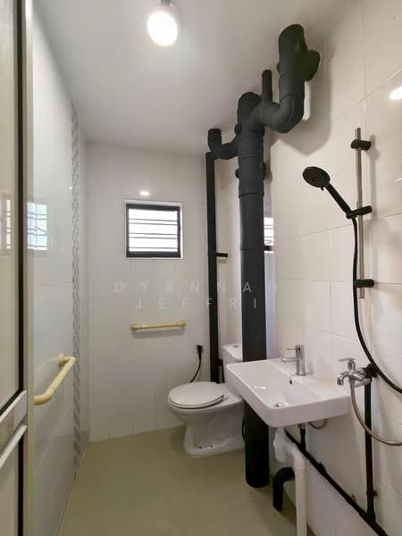 258 Bukit Batok East Avenue 4, 258 Bukit Batok East Avenue 4, 2 Bedrooms, 785 sqft, HDB Flat For Sale, by Dyannah Jeffri, 500139385 - Bathroom - PropertyGuru.com.sg