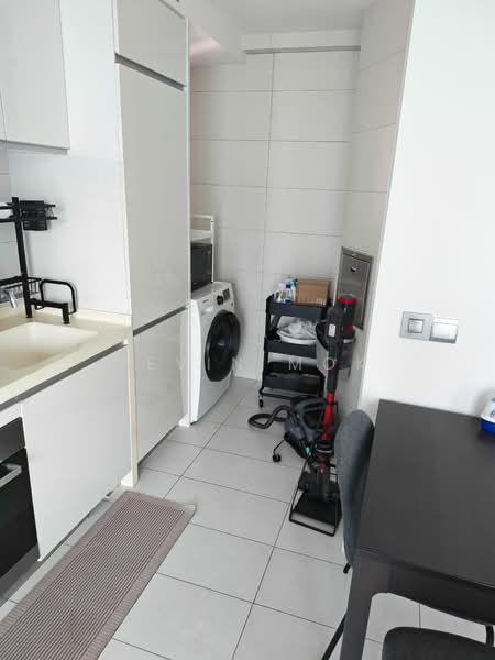 Suites at Orchard, 38 Handy Road, 2 Bedrooms, 614 sqft, Condominium For Rent, by Vevin Mok, 500139386 - Kitchen - PropertyGuru.com.sg