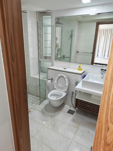 Suites at Orchard, 38 Handy Road, 2 Bedrooms, 614 sqft, Condominium For Rent, by Vevin Mok, 500139386 - Bathroom - PropertyGuru.com.sg