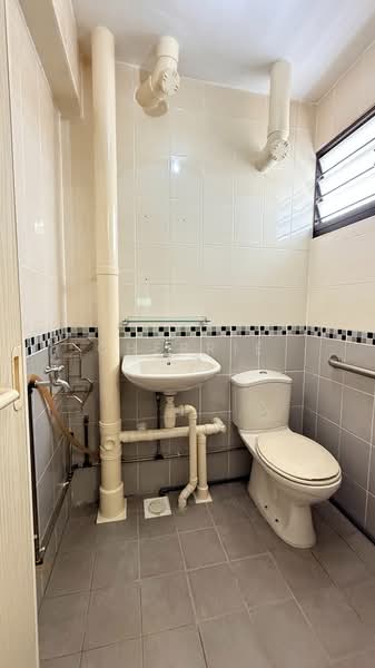 5 Saint George's Lane, 5 Saint George's Lane, 2 Bedrooms, 732 sqft, HDB Flat For Sale, by Cherrie Ho, 500139399 - Bathroom - PropertyGuru.com.sg