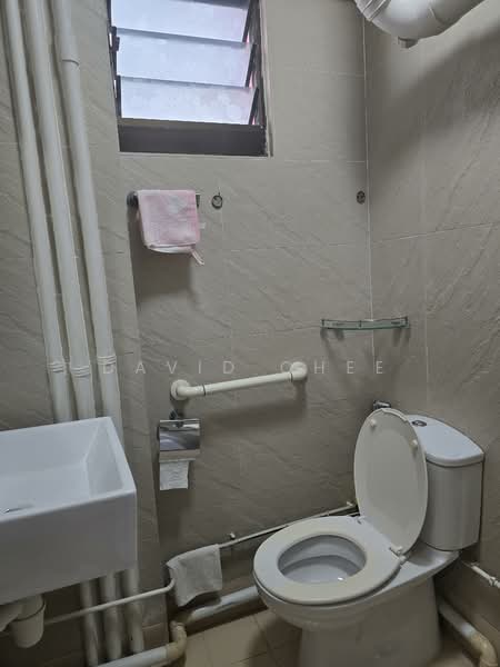 311 Shunfu Road, 311 Shunfu Road, 3 Bedrooms, 1,074 sqft, HDB Flat For Sale, by David Chee, 500139457 - Bathroom - PropertyGuru.com.sg