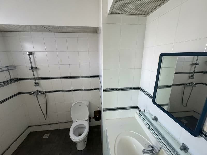 23 Ghim Moh Link, 23 Ghim Moh Link, 3 Bedrooms, 1,216 sqft, HDB Flat For Sale, by Ann Bay, 500139486 - Master bathroom - PropertyGuru.com.sg