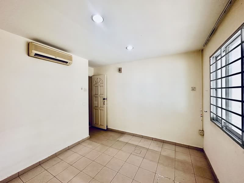 Tai Hwan Park, Tai Hwan Drive, 5 Bedrooms, 2,400 sqft, Terraced House For Sale, by Victor Seah, 500139490 - Level 1 - Common Bedroom 1 - PropertyGuru.com.sg