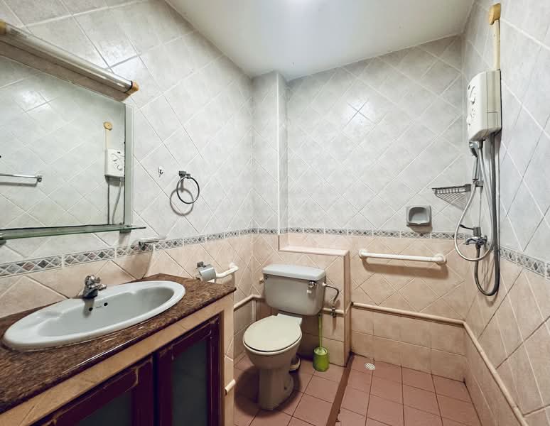 Tai Hwan Park, Tai Hwan Drive, 5 Bedrooms, 2,400 sqft, Terraced House For Sale, by Victor Seah, 500139490 - Level 1 - Common Bathroom 1 - PropertyGuru.com.sg