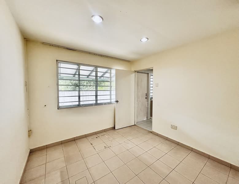 Tai Hwan Park, Tai Hwan Drive, 5 Bedrooms, 2,400 sqft, Terraced House For Sale, by Victor Seah, 500139490 - Level 1 - Common Bedroom 1 - PropertyGuru.com.sg