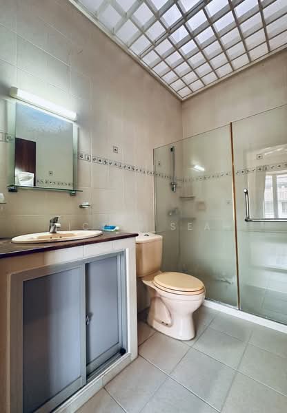 Tai Hwan Park, Tai Hwan Drive, 5 Bedrooms, 2,400 sqft, Terraced House For Sale, by Victor Seah, 500139490 - Level 2 - Master Bathroom - PropertyGuru.com.sg