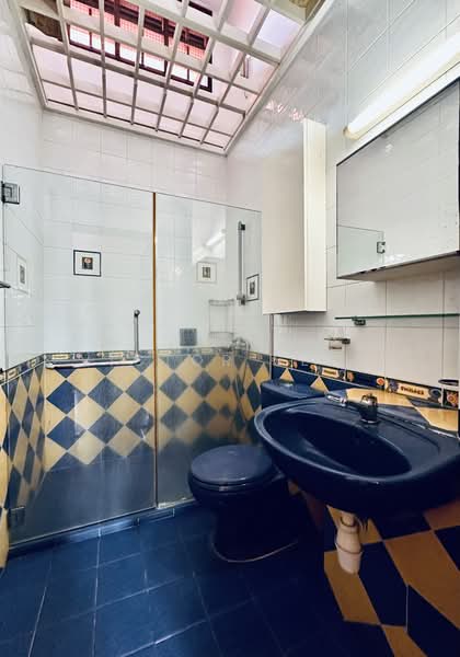 Tai Hwan Park, Tai Hwan Drive, 5 Bedrooms, 2,400 sqft, Terraced House For Sale, by Victor Seah, 500139490 - Level 3 - Common Bathroom 2 - PropertyGuru.com.sg