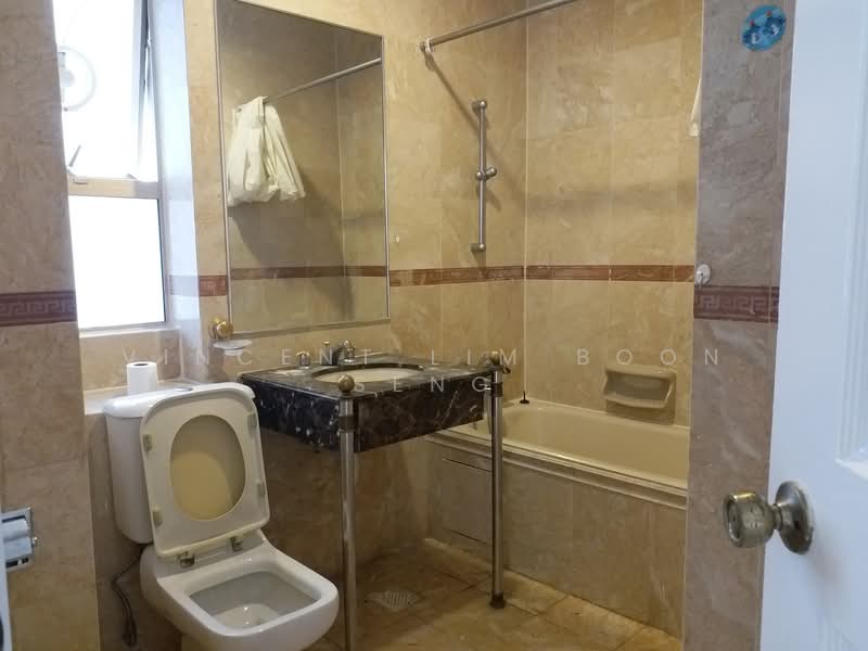 Leonie Condotel, 2 Leonie Hill Road, 4 Bedrooms, 2,980 sqft, Condominium For Rent, by Vincent Lim Boon Seng, 500139512 - Common Bathroom - PropertyGuru.com.sg