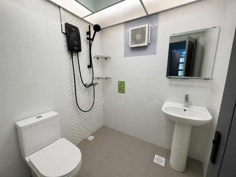 293C Bukit Batok Street 21, 293C Bukit Batok Street 21, 3 Bedrooms, 990 sqft, HDB Flat For Sale, by Jane Kang, 500139537 - Bathroom - PropertyGuru.com.sg
