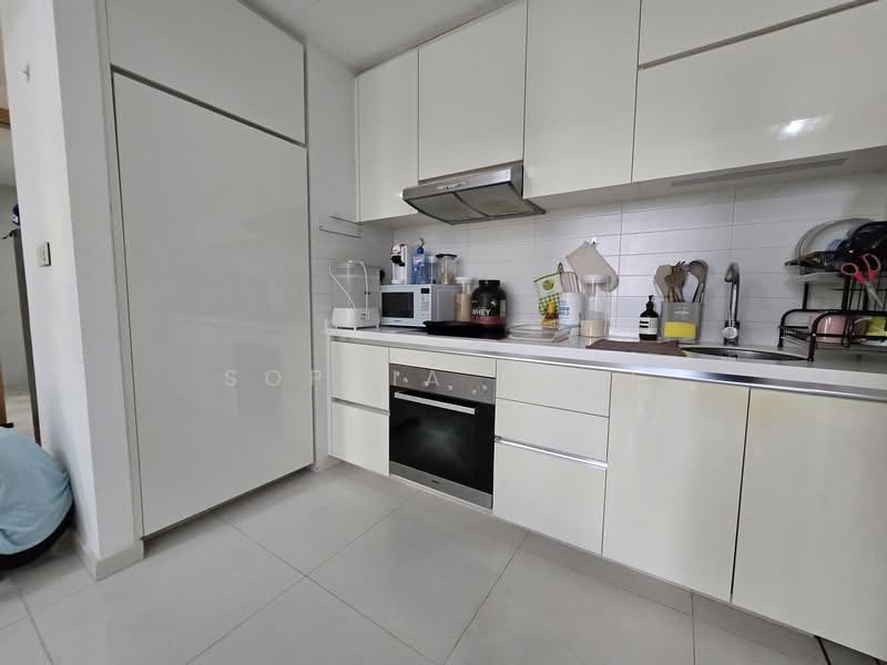 One Shenton, 1 Shenton Way, 2 Bedrooms, 1,066 sqft, Condominium For Rent, by Sophia Chai, 500139552 - Kitchen - PropertyGuru.com.sg