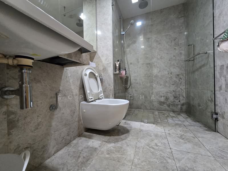 One Shenton, 1 Shenton Way, 2 Bedrooms, 1,066 sqft, Condominium For Rent, by Sophia Chai, 500139552 - Bathroom - PropertyGuru.com.sg
